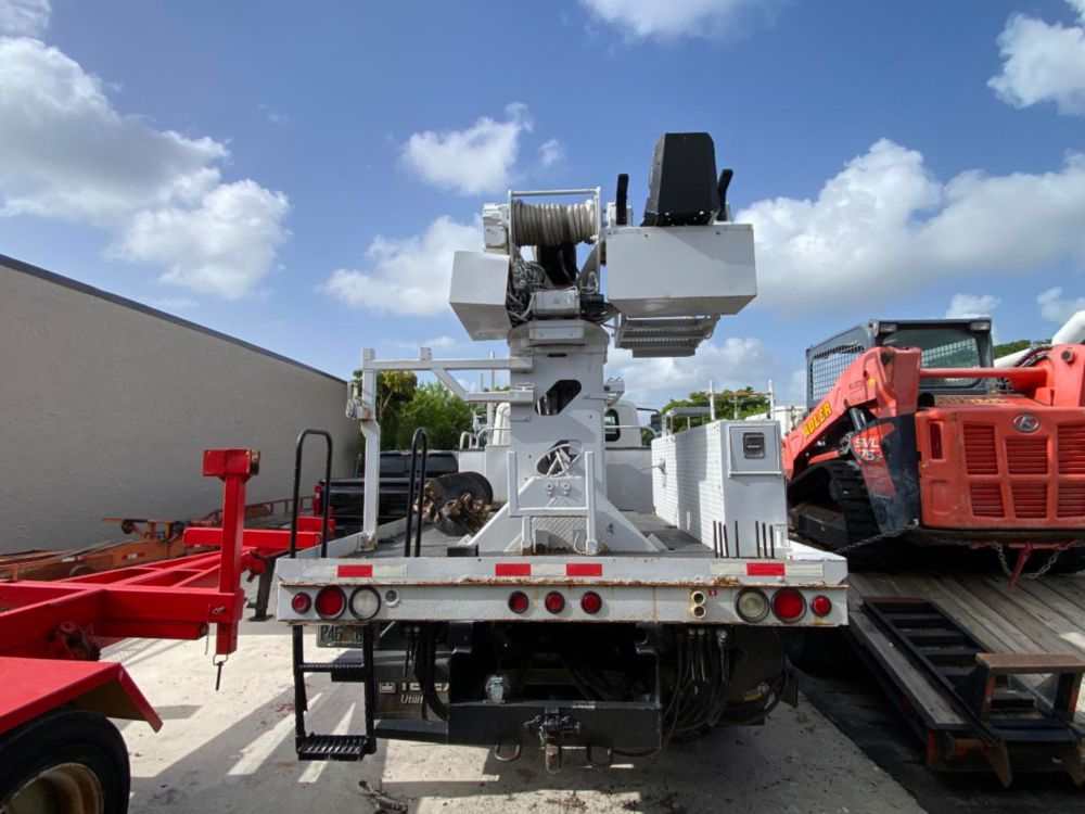 2011 Int'l 4300 Terex Commander 4047 Digger Derrick Truck