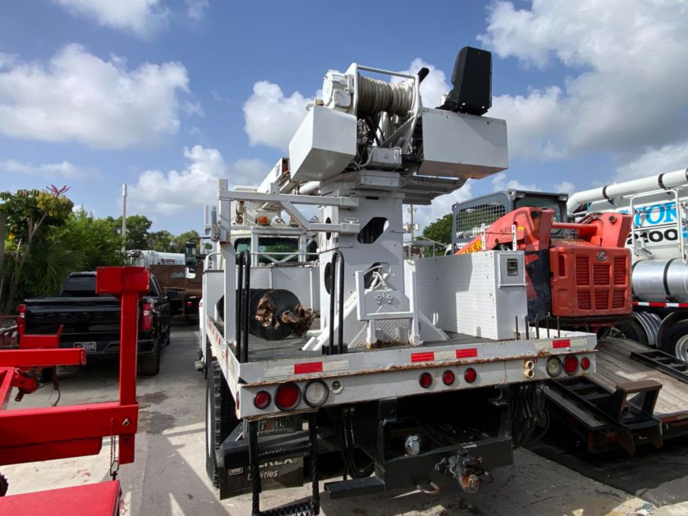 2011 Int'l 4300 Terex Commander 4047 Digger Derrick Truck