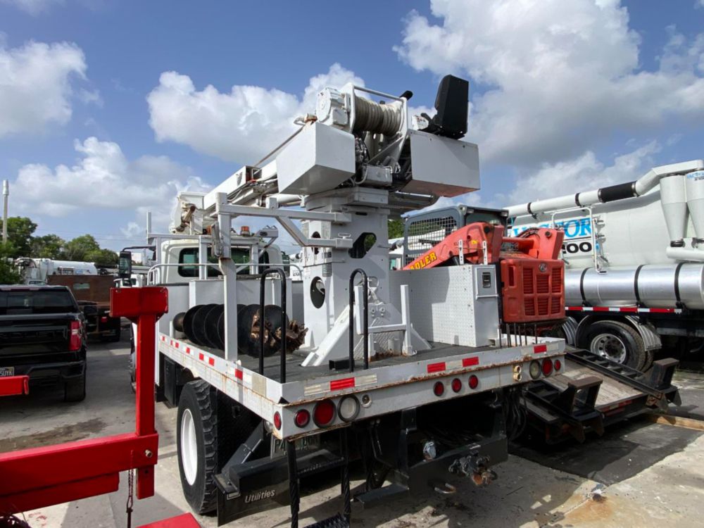 2011 Int'l 4300 Terex Commander 4047 Digger Derrick Truck