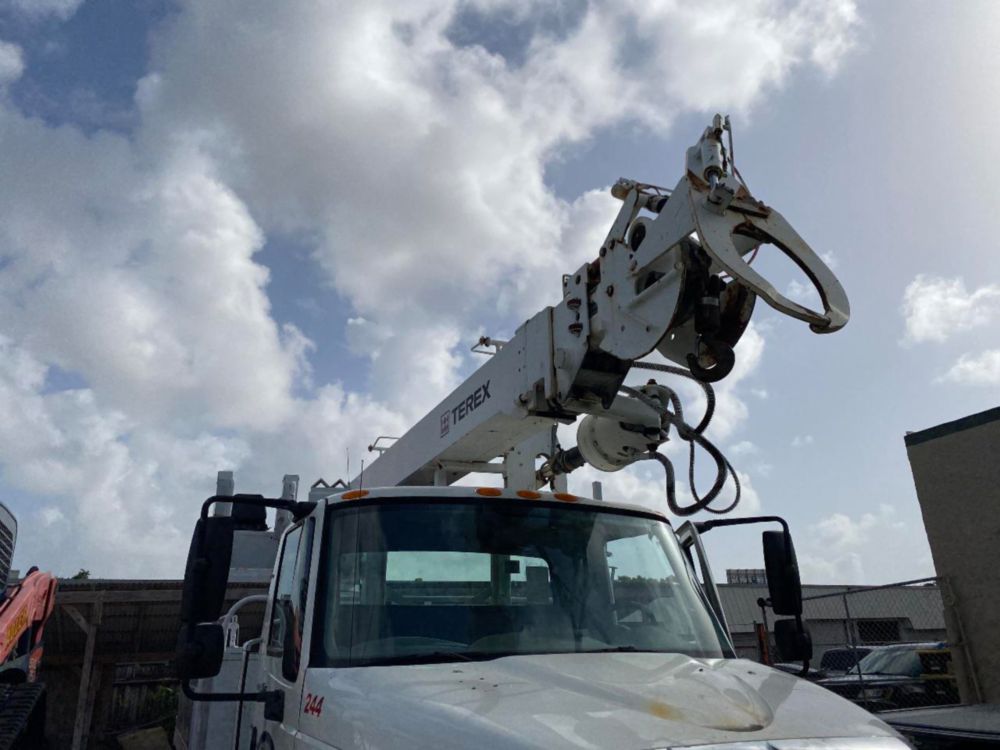 2011 Int'l 4300 Terex Commander 4047 Digger Derrick Truck