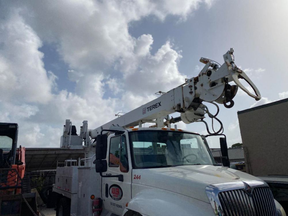 2011 Int'l 4300 Terex Commander 4047 Digger Derrick Truck