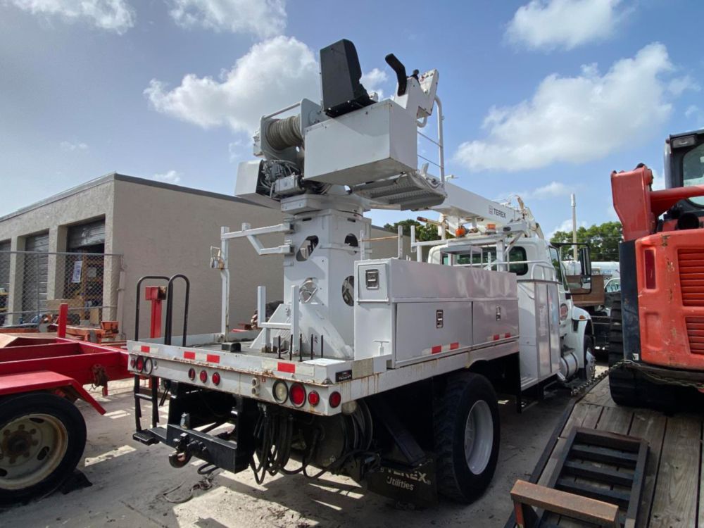2011 Int'l 4300 Terex Commander 4047 Digger Derrick Truck