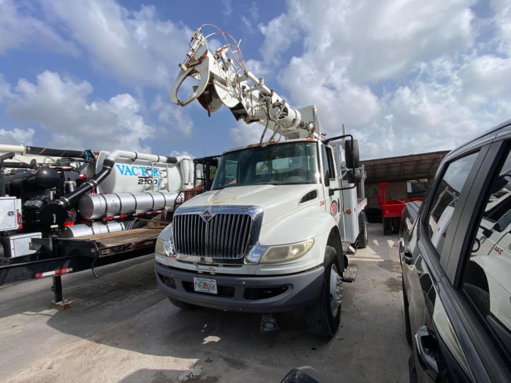 2011 Int'l 4300 Terex Commander 4047 Digger Derrick Truck