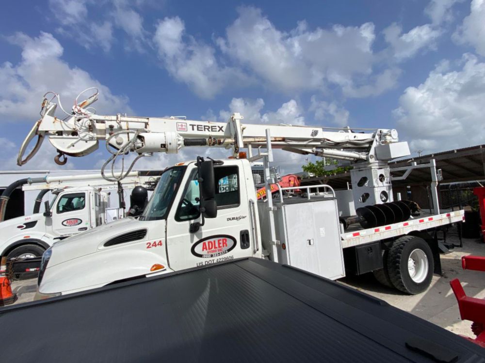 2011 Int'l 4300 Terex Commander 4047 Digger Derrick Truck