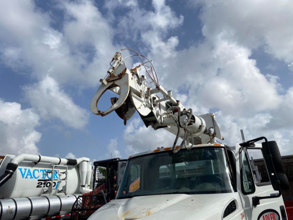 2011 Int'l 4300 Terex Commander 4047 Digger Derrick Truck
