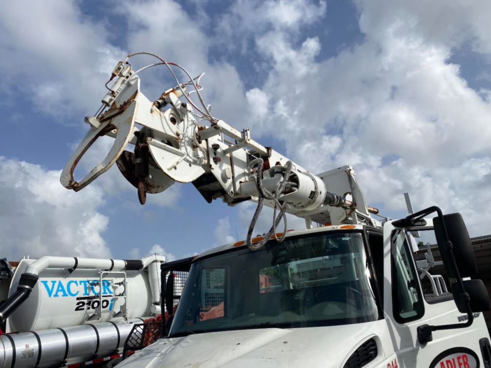 2011 Int'l 4300 Terex Commander 4047 Digger Derrick Truck