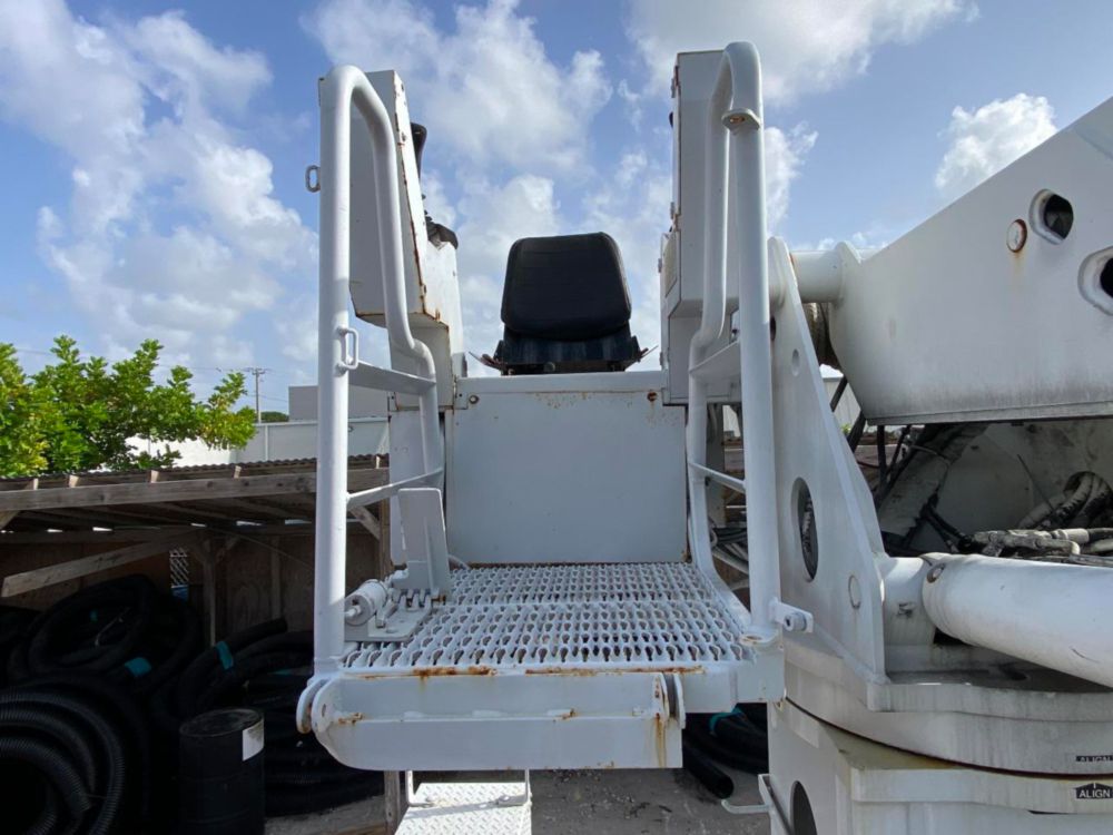 2011 Int'l 4300 Terex Commander 4047 Digger Derrick Truck