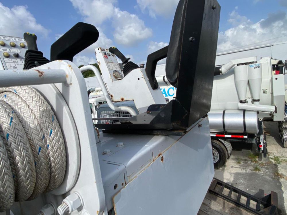 2011 Int'l 4300 Terex Commander 4047 Digger Derrick Truck