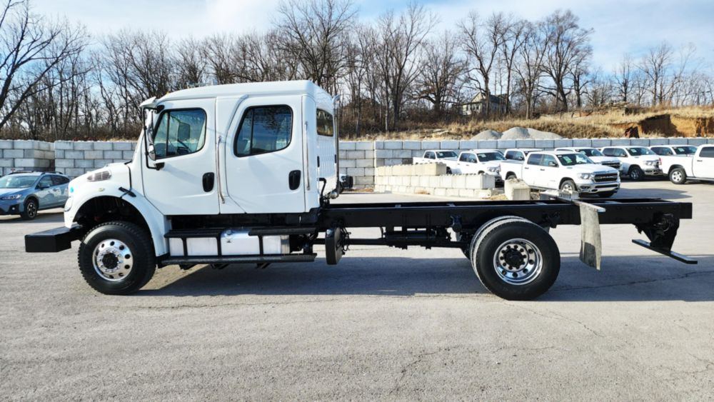 2013 Freightliner M2106 Crew Cab 4x4 Cab & Chassis