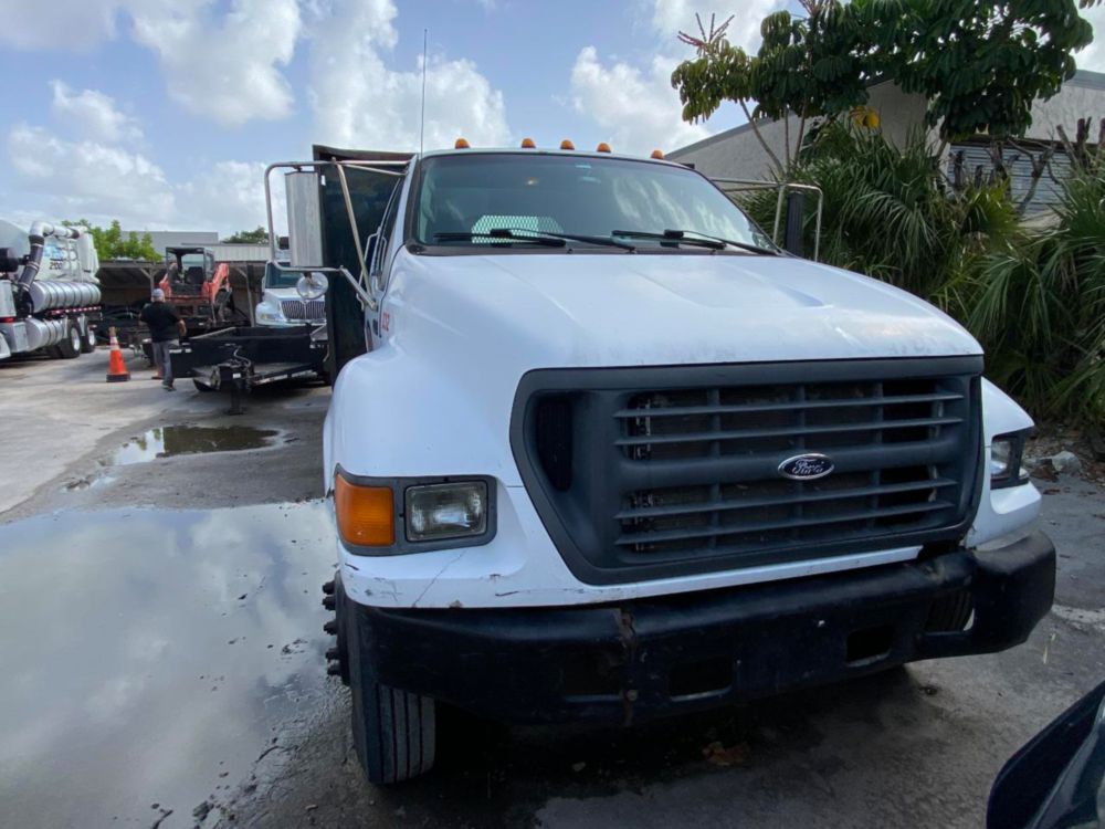 2000 Ford F-650 Flatbed Truck