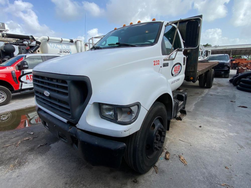 2000 Ford F-650 Flatbed Truck