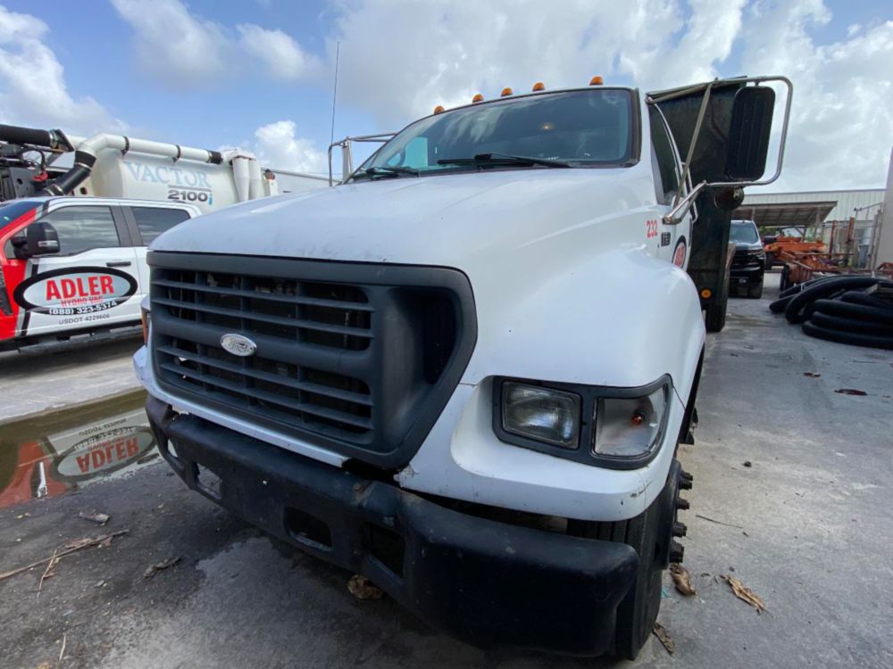 2000 Ford F-650 Flatbed Truck
