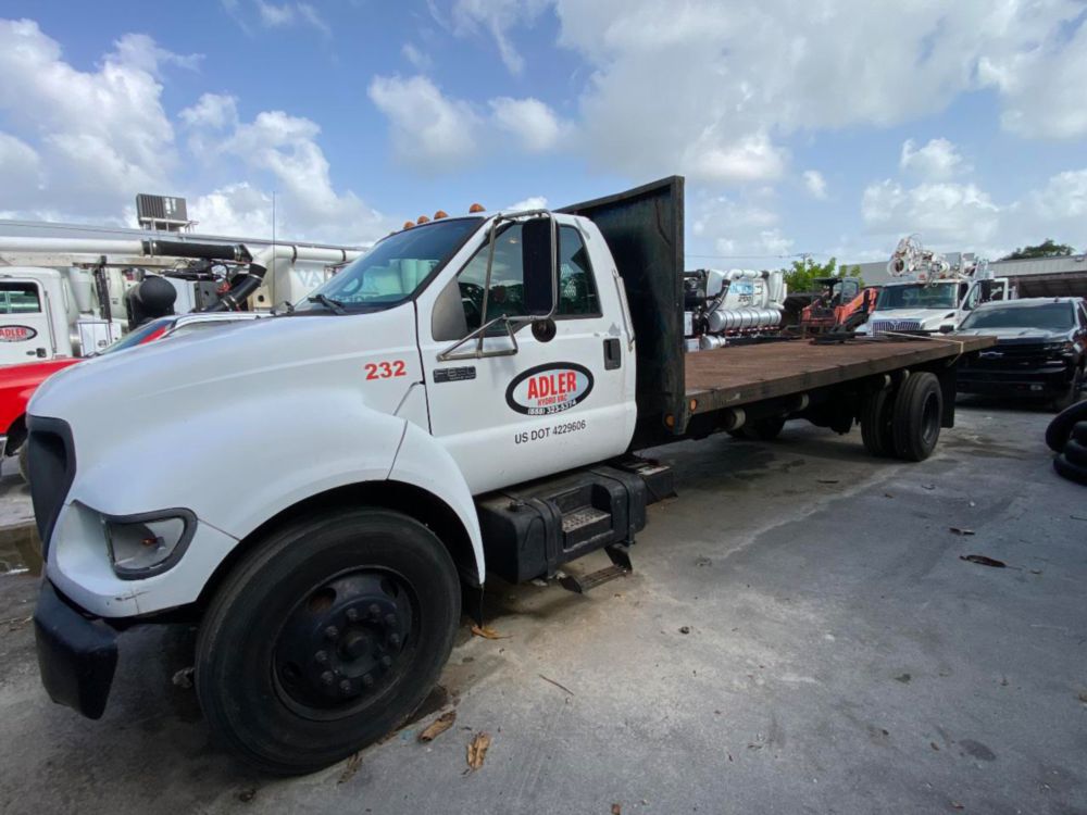 2000 Ford F-650 Flatbed Truck