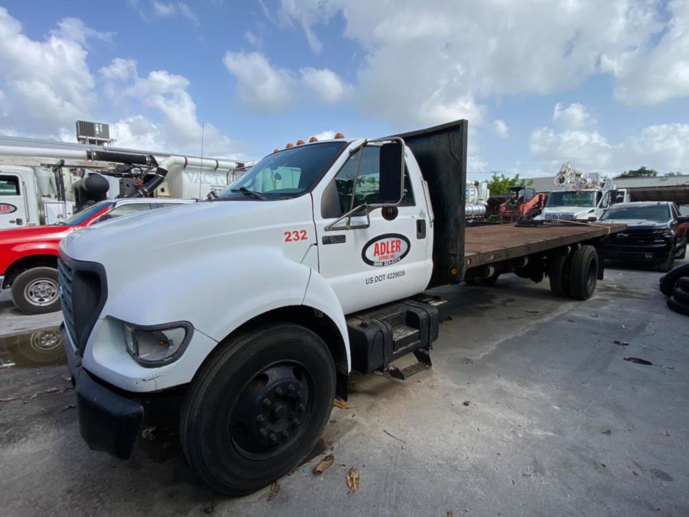 2000 Ford F-650 Flatbed Truck