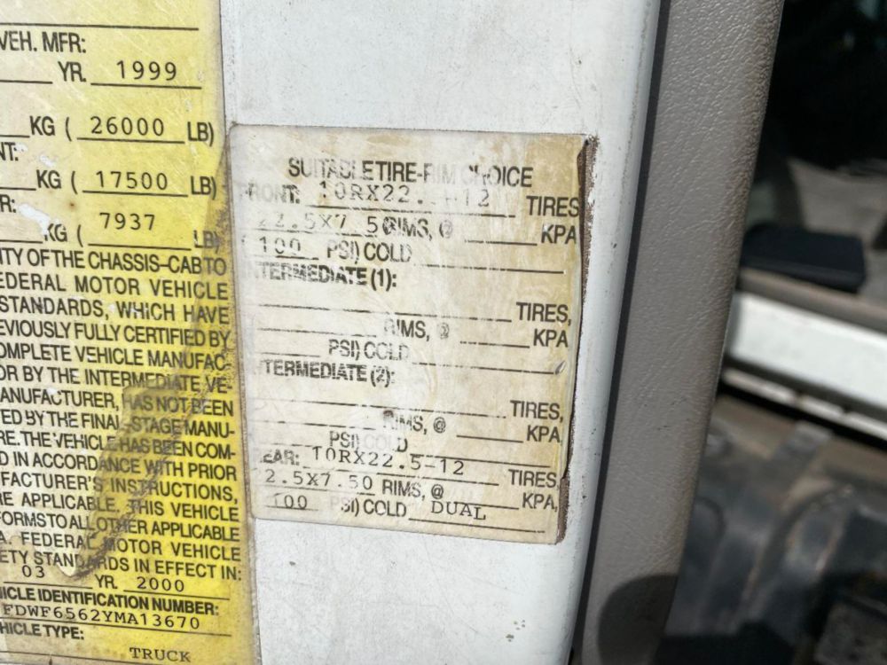 2000 Ford F-650 Flatbed Truck