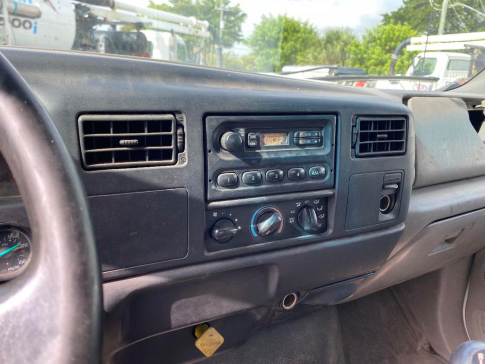 2000 Ford F-650 Flatbed Truck