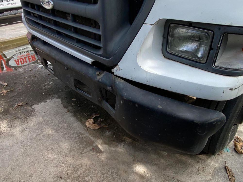 2000 Ford F-650 Flatbed Truck