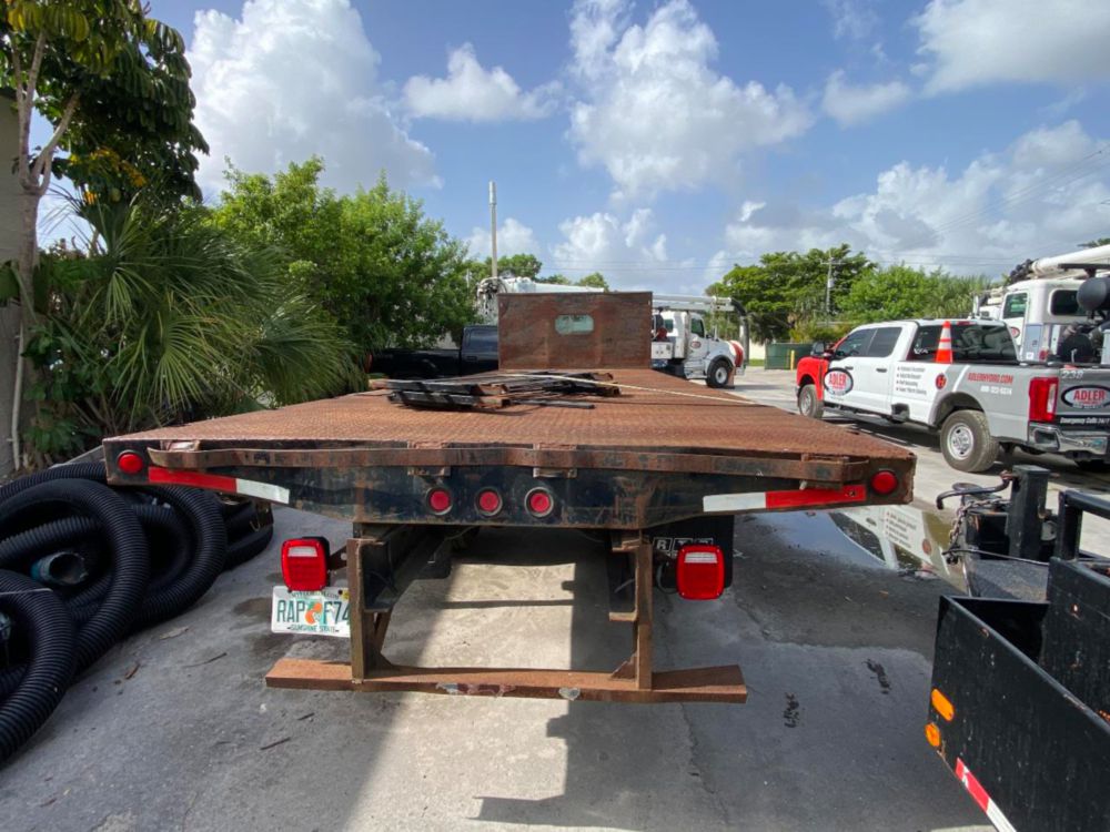 2000 Ford F-650 Flatbed Truck