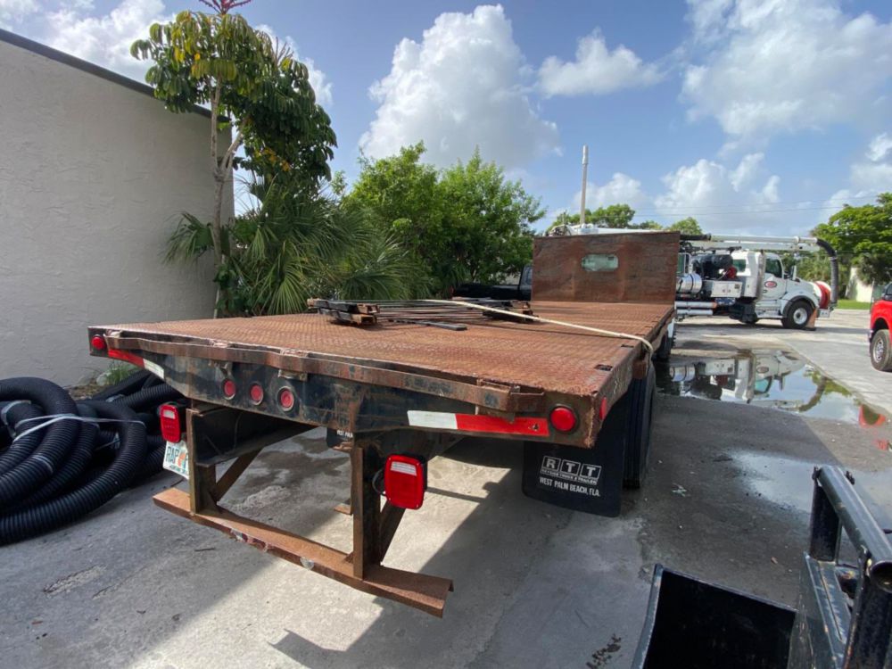 2000 Ford F-650 Flatbed Truck