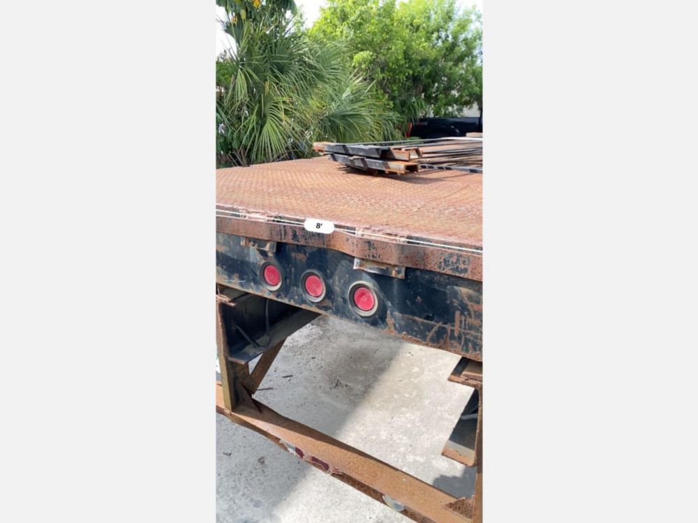 2000 Ford F-650 Flatbed Truck