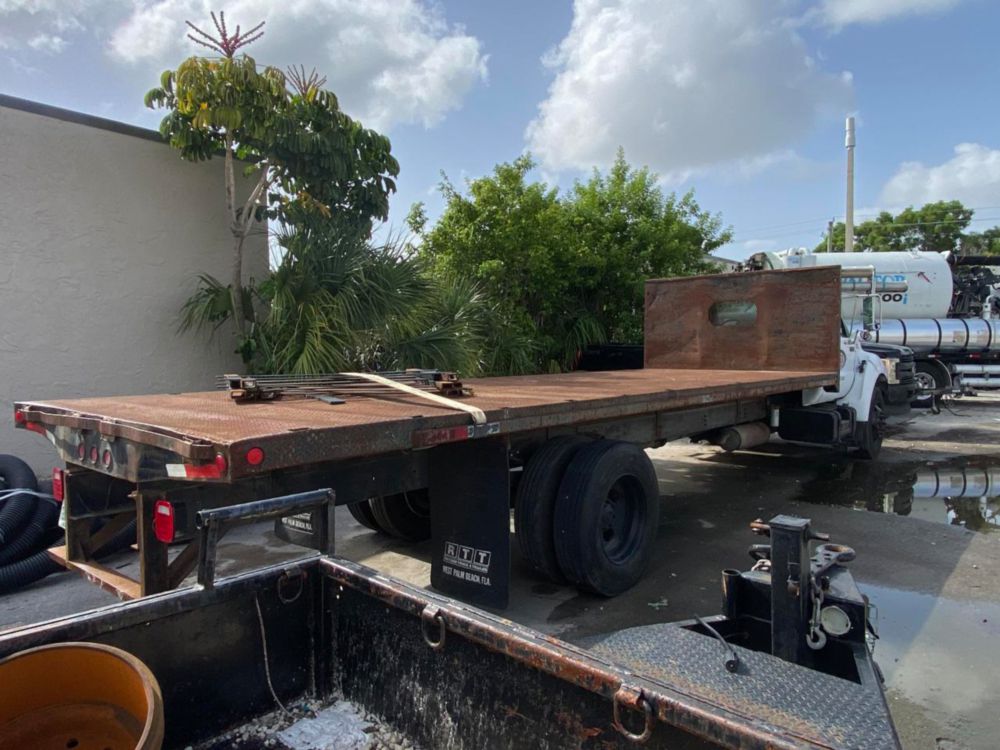 2000 Ford F-650 Flatbed Truck