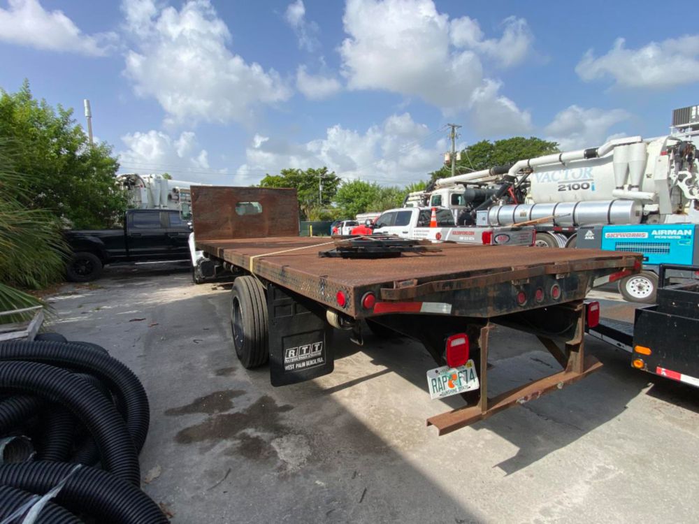 2000 Ford F-650 Flatbed Truck