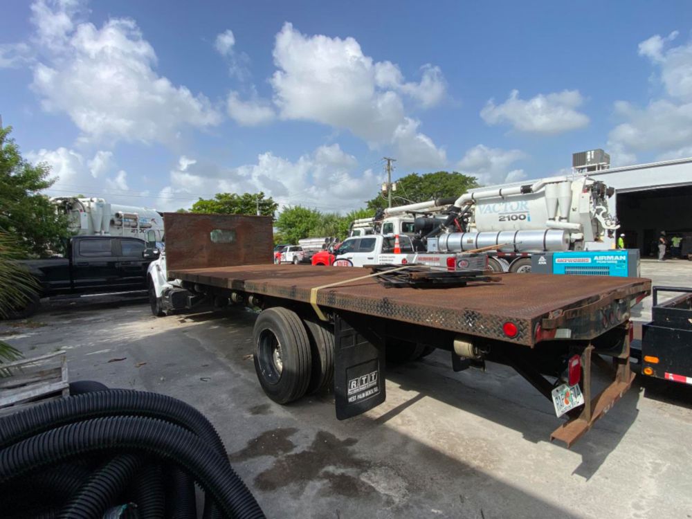 2000 Ford F-650 Flatbed Truck