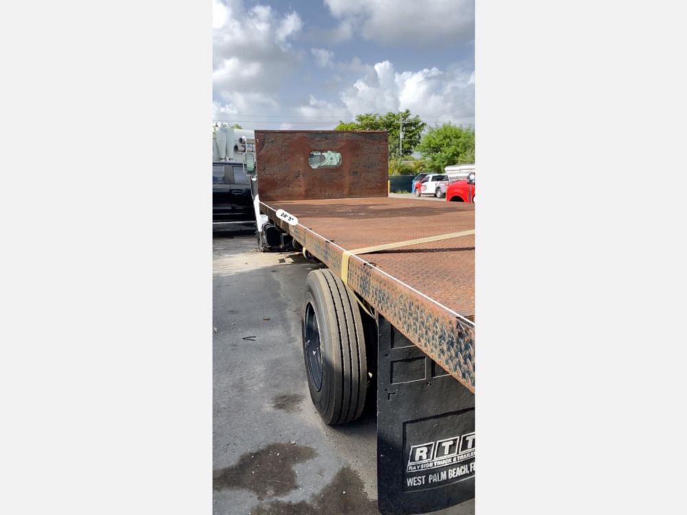2000 Ford F-650 Flatbed Truck