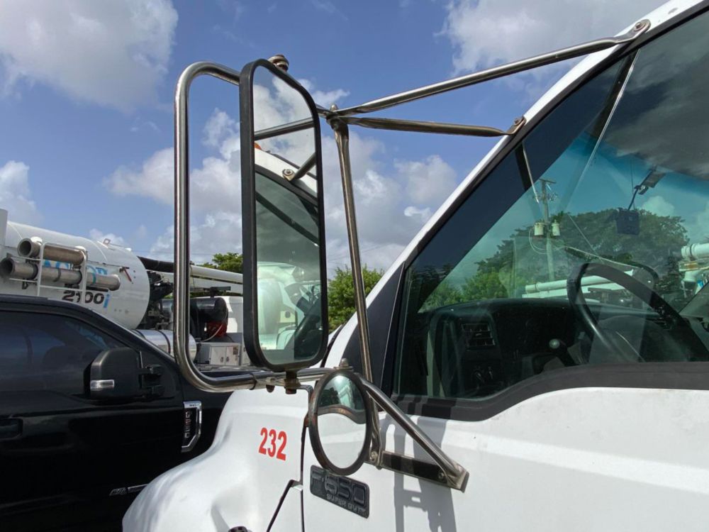 2000 Ford F-650 Flatbed Truck