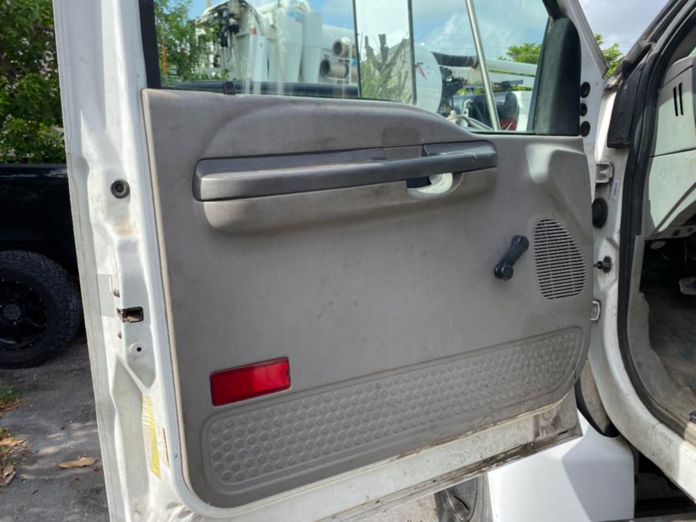 2000 Ford F-650 Flatbed Truck