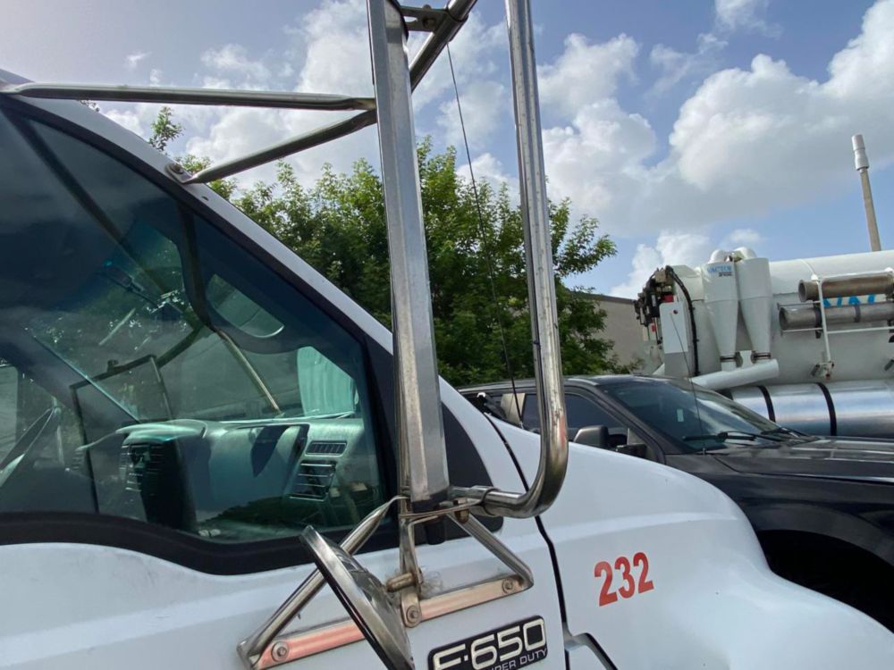 2000 Ford F-650 Flatbed Truck
