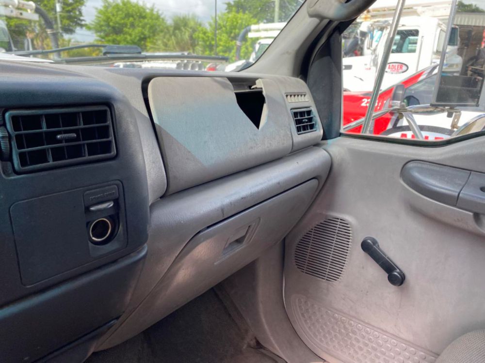 2000 Ford F-650 Flatbed Truck