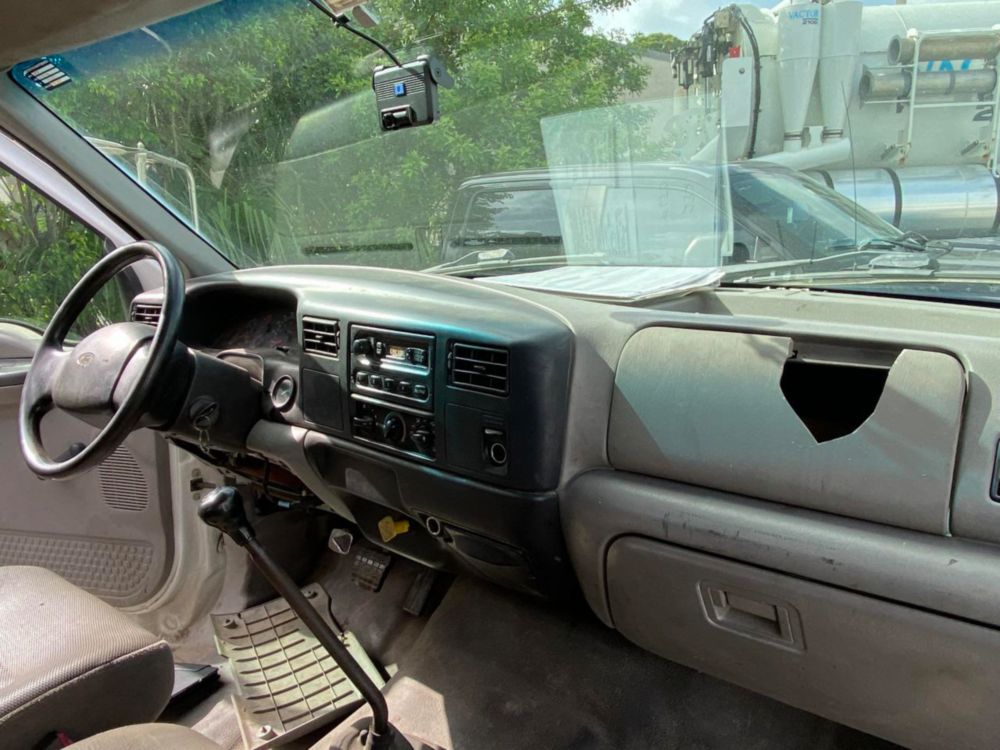 2000 Ford F-650 Flatbed Truck