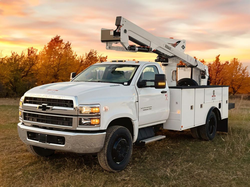 2023 Chevrolet 6500 4x2 Versalift SST-40-EIH Bucket Truck