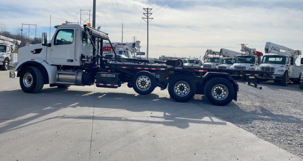 60,000 lbs Cable Tri-Axle Roll-Off Truck