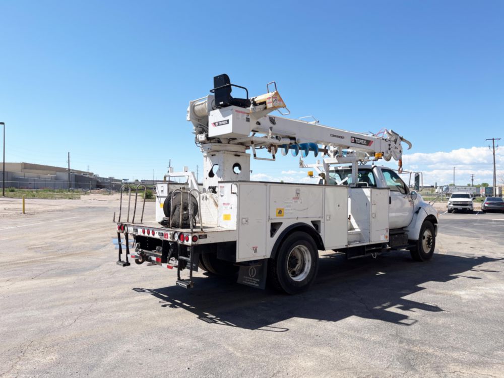 Ford F-750 4x2 Terex C4047 Digger Derrick