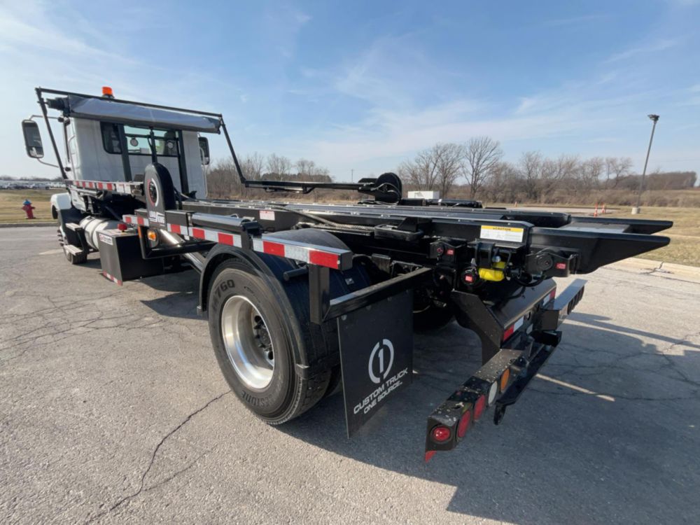2025 Mack MD7 42R 4x2 Galbreath U3-EX-174 Roll-Off Truck