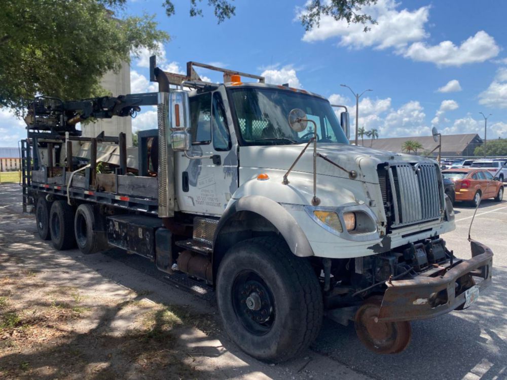 2006 Int'l 7400 "Rail Gear Equipped" Tri-Axle Grapple Truck
