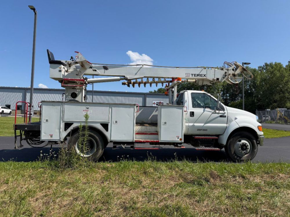 2009 Ford F-750 Terex Commander 4047 Digger Derrick