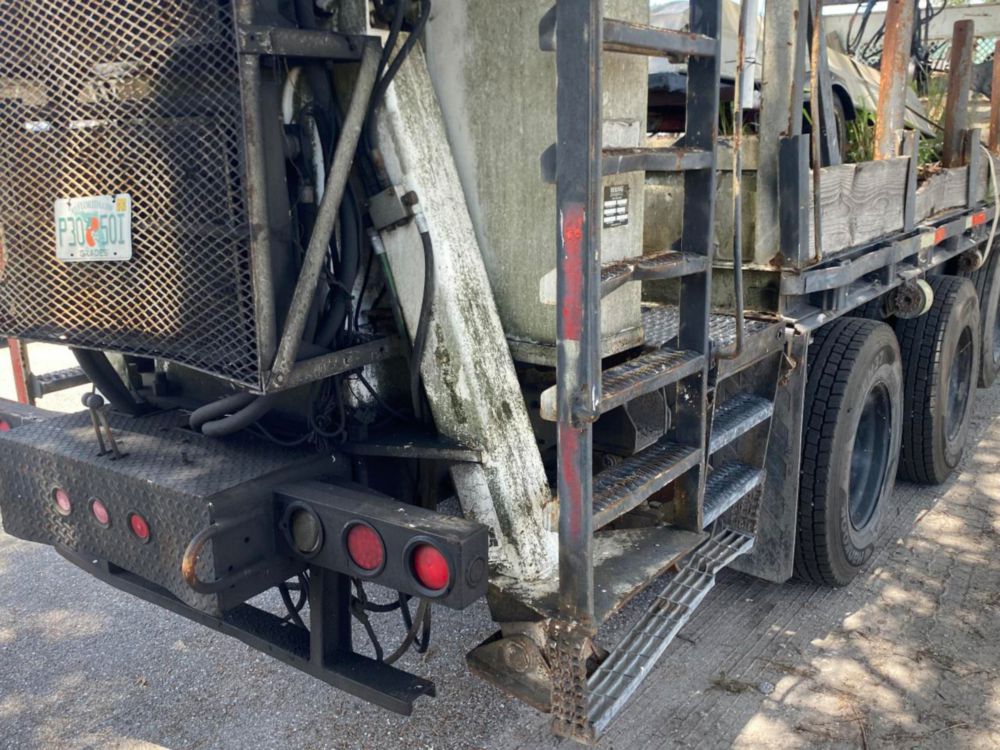 2006 Int'l 7400 "Rail Gear Equipped" Tri-Axle Grapple Truck