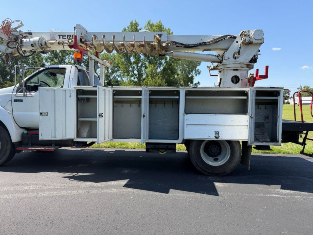 2009 Ford F-750 Terex Commander 4047 Digger Derrick