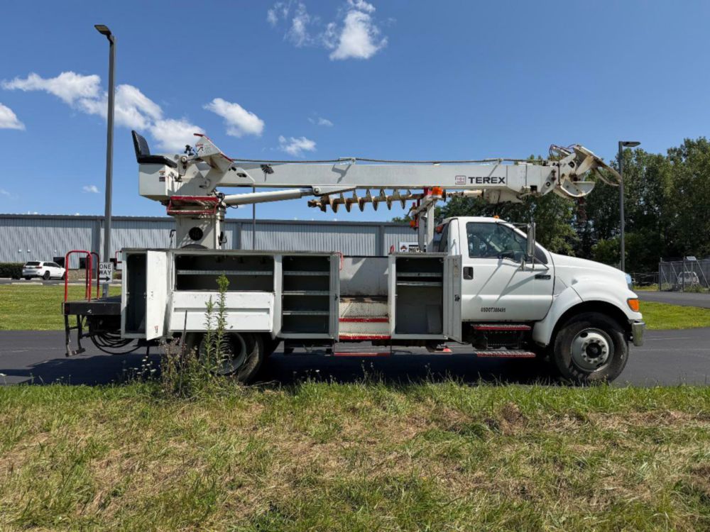 2009 Ford F-750 Terex Commander 4047 Digger Derrick