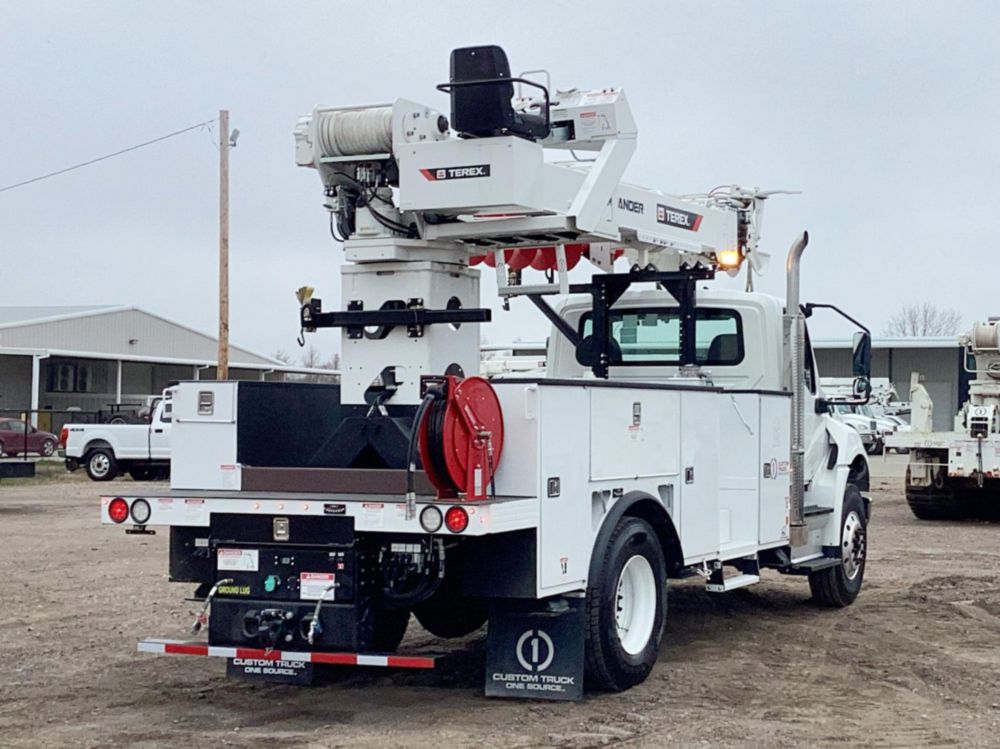 International MV607 4x2 Digger Derrick Commander 4047