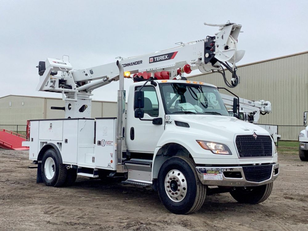 International MV607 4x2 Digger Derrick Commander 4047