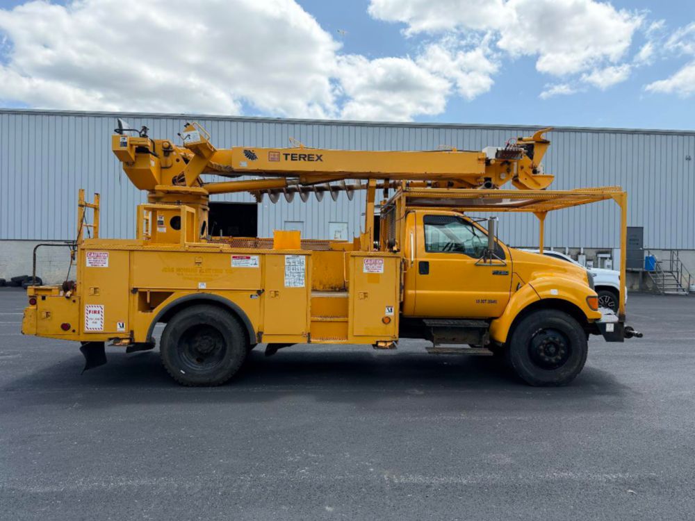 2009 Ford F-750 Terex Commander 4045 Digger Derrick