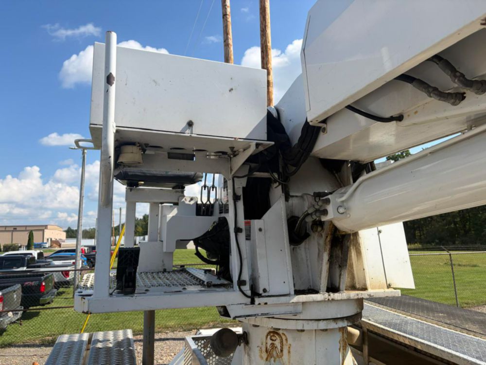 2012 Int'l 7300 4x2 Altec DC47BR Digger Derrick Truck