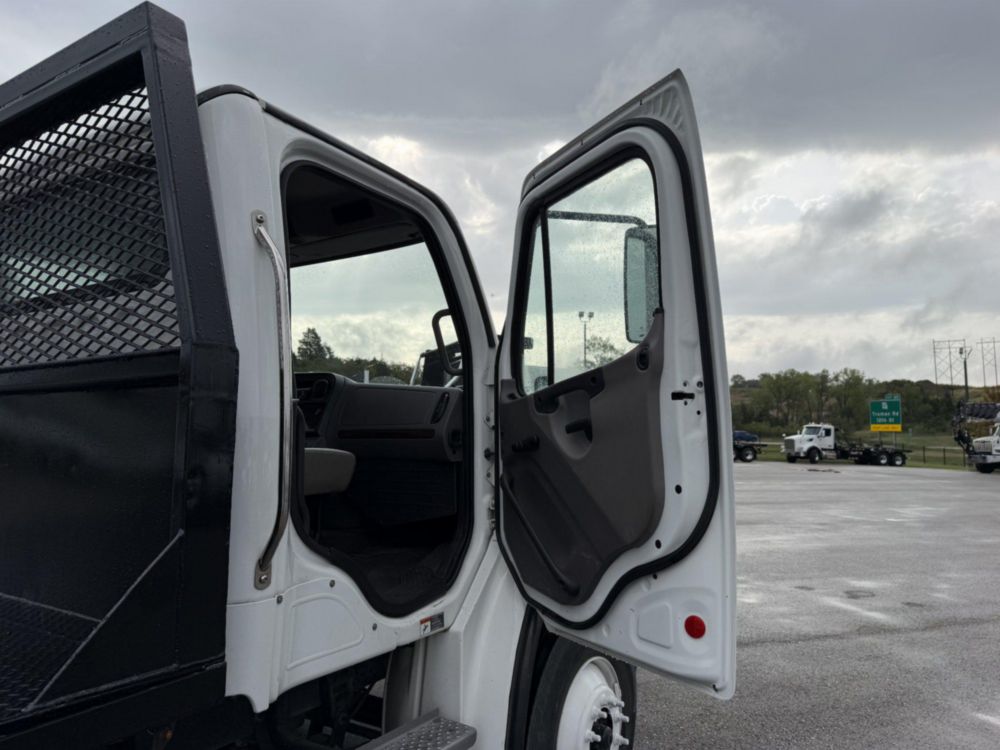 2020 Freightliner M2-112 24' Tandem Flatbed Truck