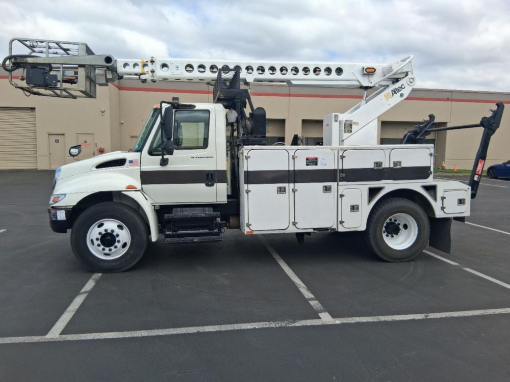 2007 Int'l 4300 Altec Cable Placer Truck