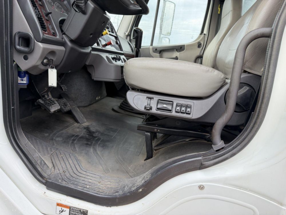 2020 Freightliner M2-112 24' Tandem Flatbed Truck