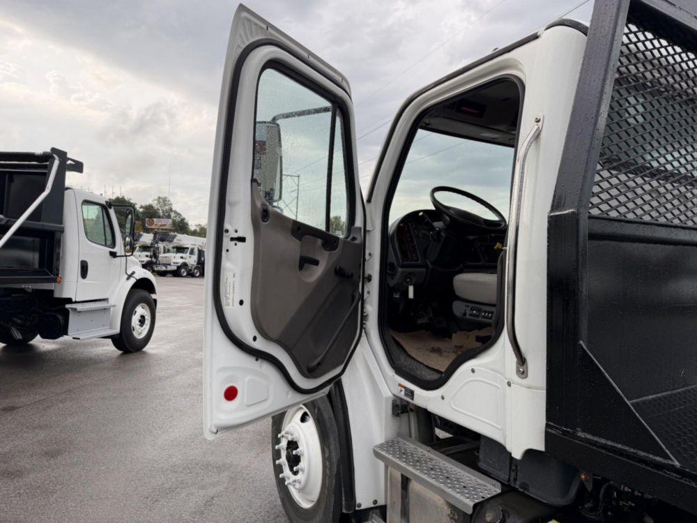 2020 Freightliner M2-112 24' Tandem Flatbed Truck